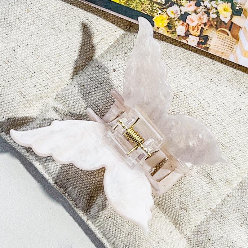 The Oval Hair Clip Exudes A High-end Feel. The Half-tied Shark Clip At The Back of The Head Is A Fashionable Hair Accessory