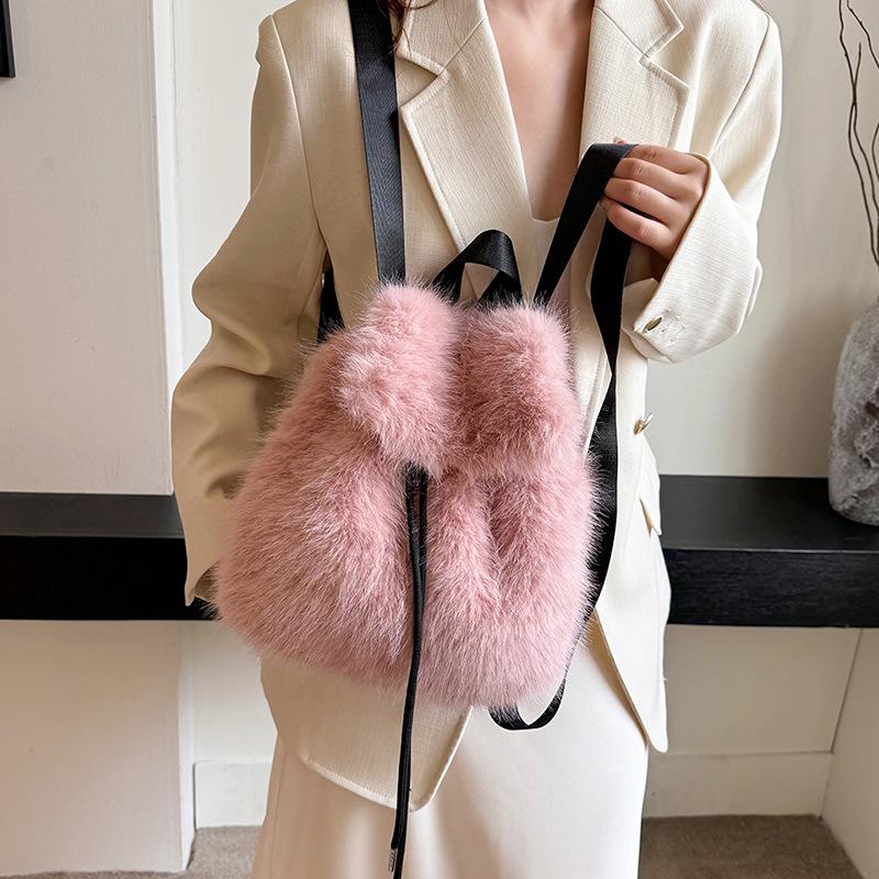 Cute Cartoon Plush Handbag: New 2020 Furry Shoulder Crossbody Bag for Autumn and Winter.