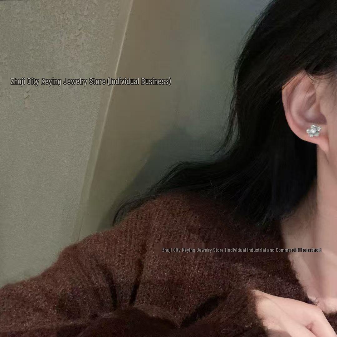 Милые золоченые серьги-гвоздики с цветами из кубического циркония и натуральным пресноводным жемчугом Offline