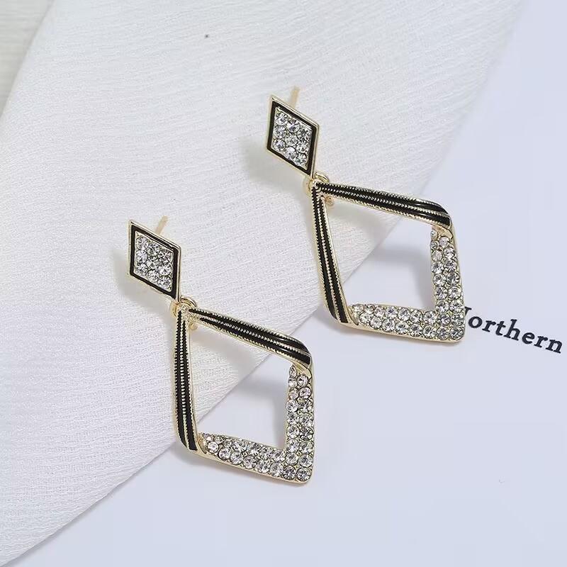 

Simple Versatile Diamond Geometric Earrings Commuter Earrings French Retro Earrings