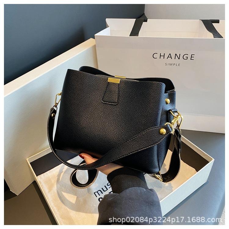 2025 New Version Trendy Fashion Niche High Sense Versatile Women's Bag Oblique Span Bag Hand Bag Bucket Bag