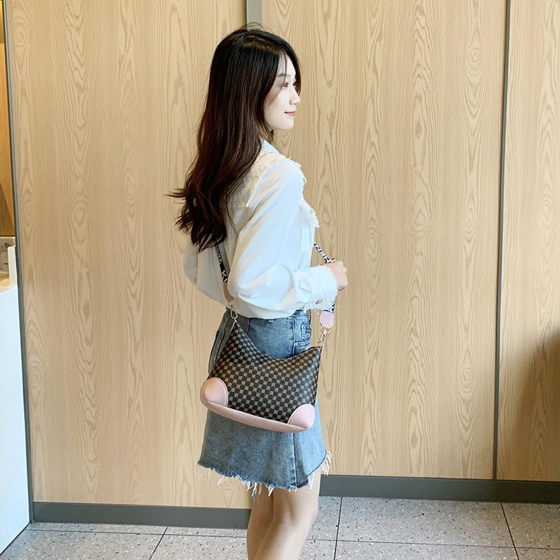 Printed women's bag, armpit bag, autumn and winter new fashion messenger bag, retro and simple shoulder bucket bag, one piece.