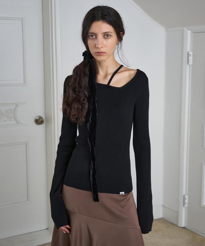 Simeteuligpeosenteu Unbalanced Neckline Knit Top / Black