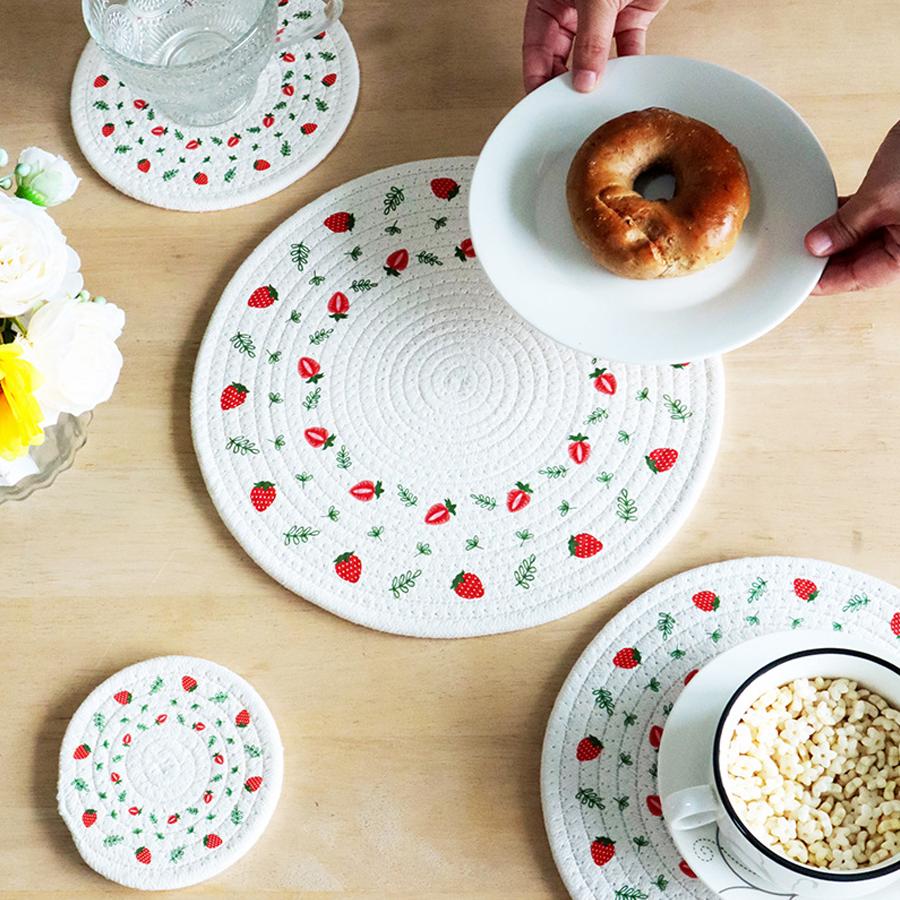 [Vierteiliges Set] Tischsets und Untersetzer aus Stoff mit Erdbeerdruck - Niedlicher Landhausstil, Fruchtthema, Schreibtisch-Hitzeschutz und rutschfeste Dekormatte