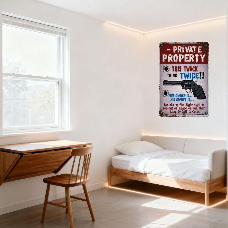 Vintage Rustikales Metallblechschild 'Privatgrundstück' mit Schusslöchern, Revolver, Faustkampf-Text - für Man Cave Bar Heimdekoration