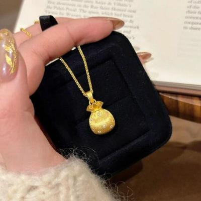 Colier cu pandantiv Sac Norocos 2026 pentru Femei, cu Ton Aurit și Diamante Artificiale - Lanț Elegant Chinezesc pentru Claviculă