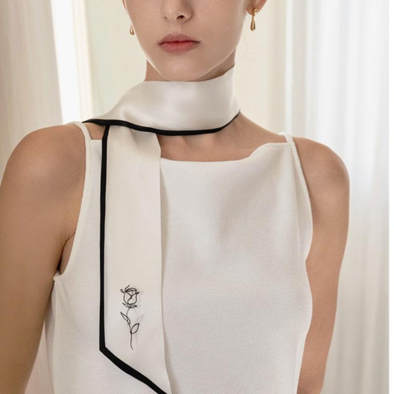 

HAS HDM024 Rose long twilly silk 100% scarf BLACK