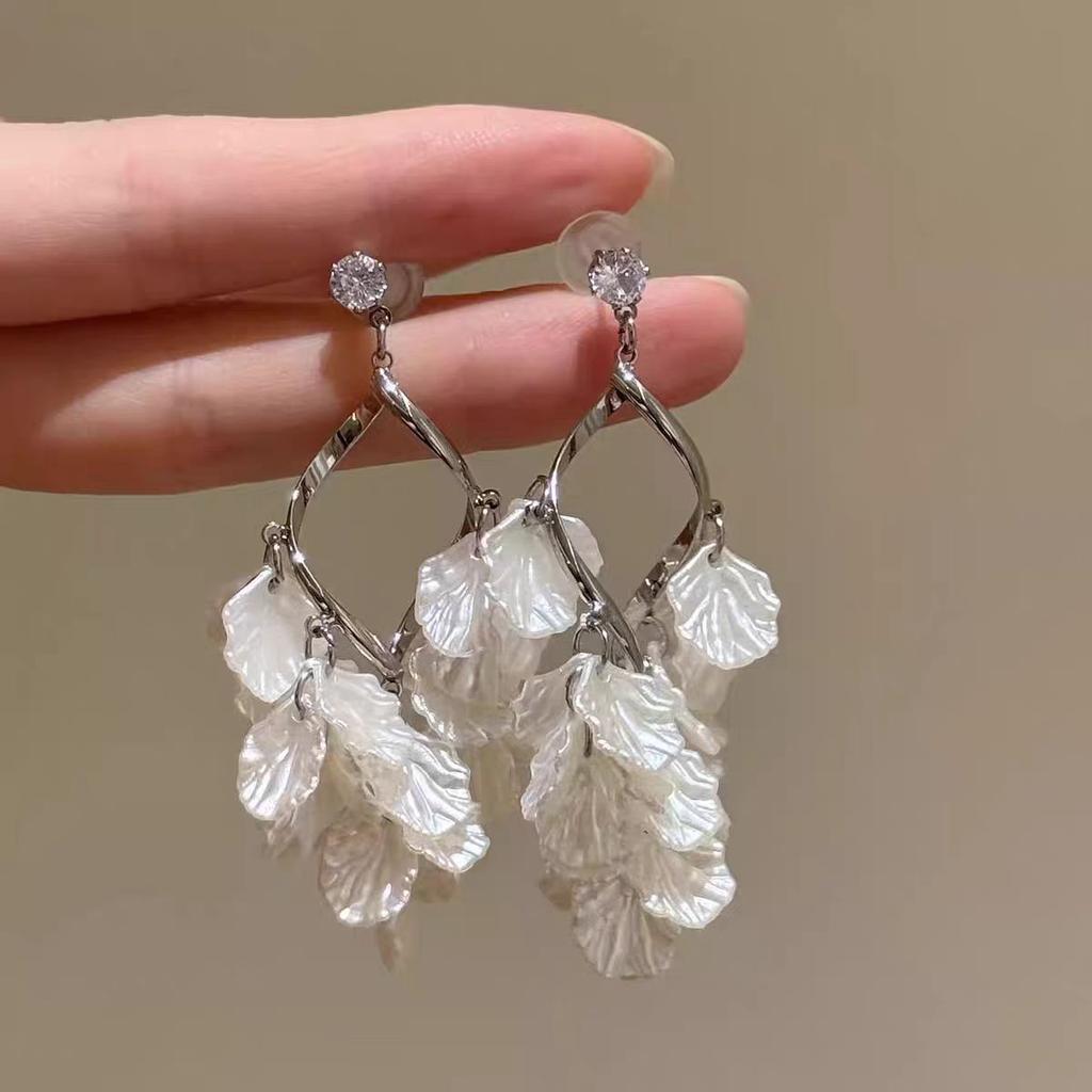 New super fairy design sense light luxury vacation style earrings female shell flower high sense long fringed earrings earrings