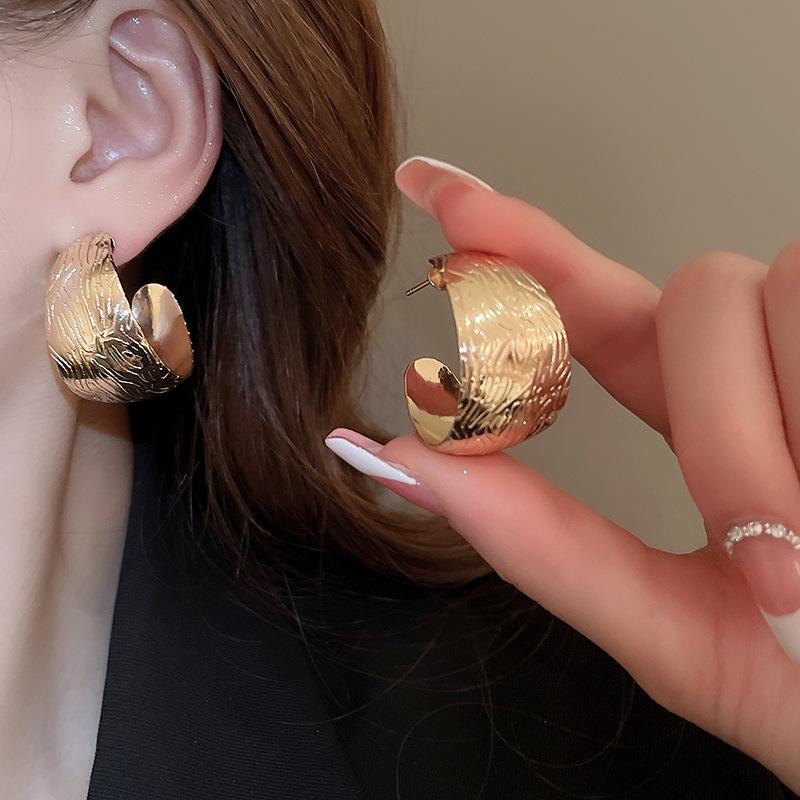 Heavy industry wide-sided C-shaped geometric stud earrings exaggerated high-end simple niche earrings