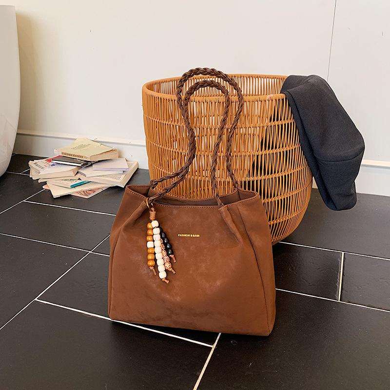 

Autumn and winter retro niche underarm bag women s new deerskin velvet tote bag large-capacity shoulder bag коричневый