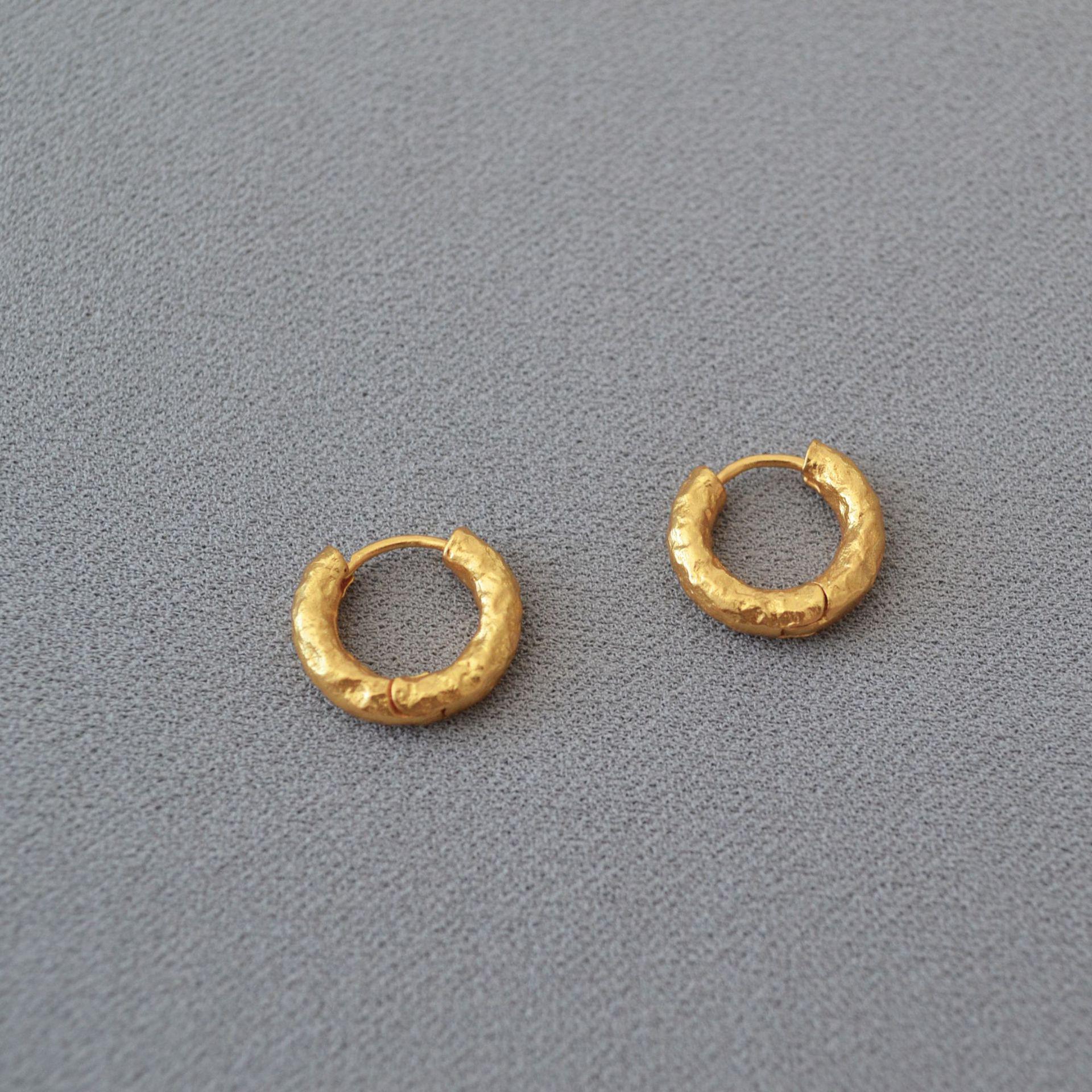 European & American Retro Brass Gold-Plated Hammered Circle Earrings золотой