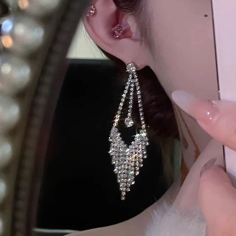 Exaggerated personality long waterfall fringed earrings for women, fashionable light luxury temperament advanced sense showing face thin earrings