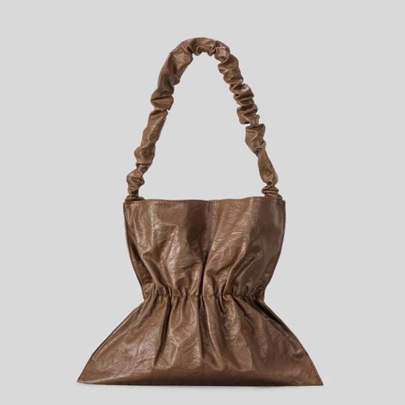 

Сумка-пельмень — это высококлассная сумочка с нишевым дизайном и сумка-ведро темно-коричневого