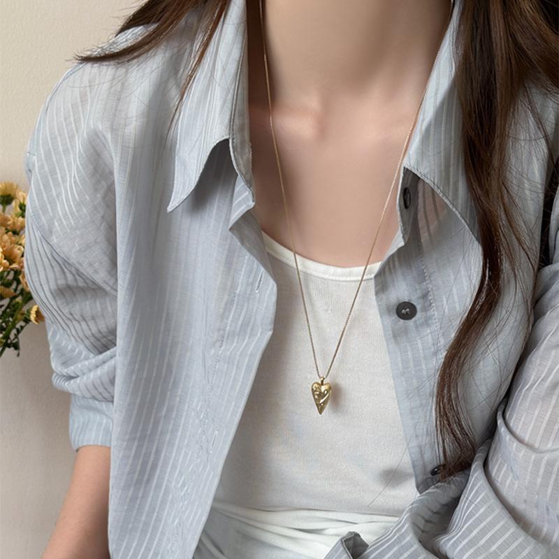 Korean Style Heart Totem Pointed Toe Necklace: Unique Niche Design, Fashionable Clavicle Chain for Women.