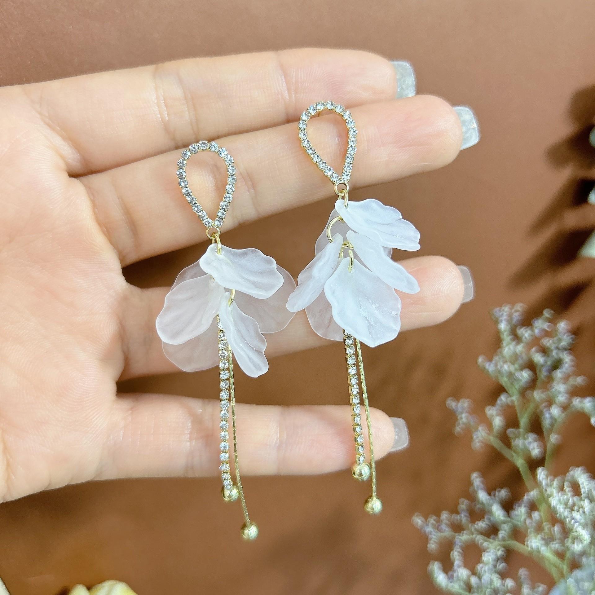 

Korean white petal fringed temperament long earrings sweet super fairy simple small fresh silver needle earrings earrings