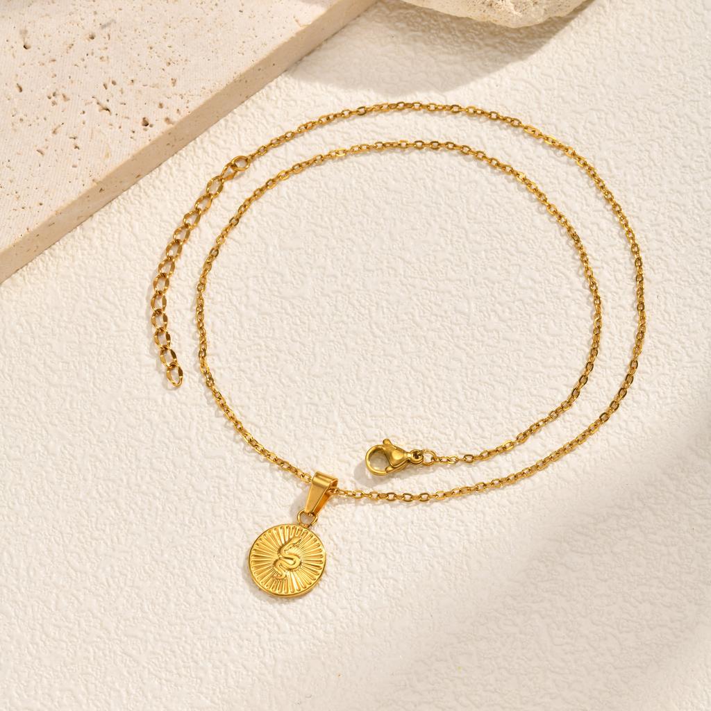 Wind Ladies Necklace, 18K Gold-Plated Stainless Steel Embossed Snake Pattern Round Pendant Necklace Pn-2291