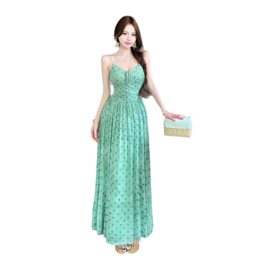 The green polka dot v-neck suspender holiday dress worn by the sea is very beautiful, and the small waist skirt is 2026 summer.