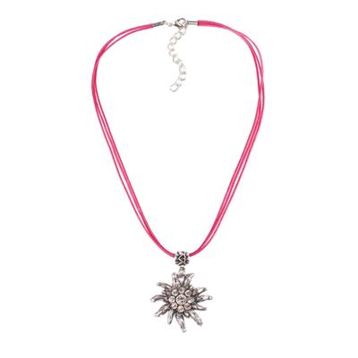 Collar con colgante de flor brillante Joyería para el cuello Colgante de edelweiss Material de aleación Ideal para festivales de cerveza