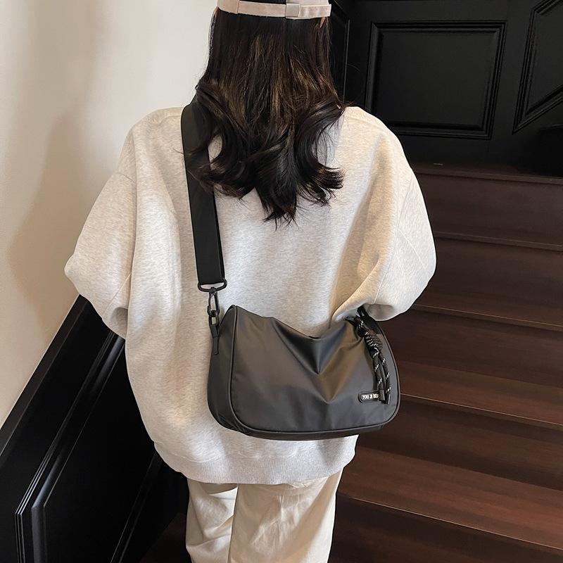 Casual niche design pillow bag 2025 spring personalized new fashion messenger bag simple shoulder armpit bag