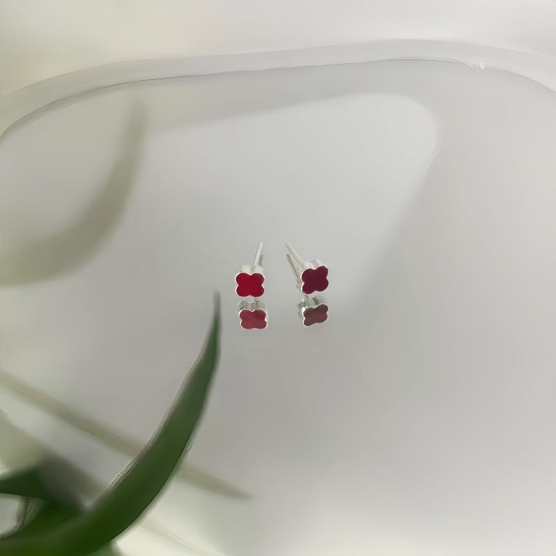 Silver Needle Red Four-leaf Clover Stud Earrings for Women, A Unique and Small-scale Design Pair of Earrings, Heart-shaped Jewelry.