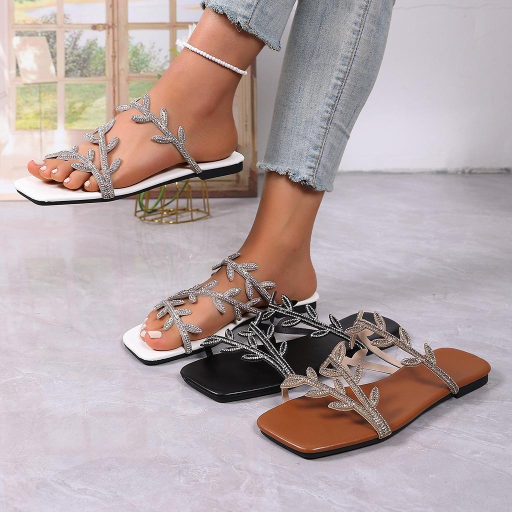 Plus-size Flat Shoes - Fashionable New Style Beach Flip-flops for Women