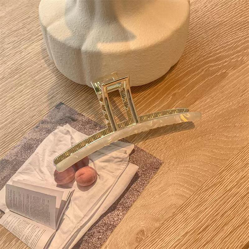 Elegant Oversized Retro Acetate Hairpin: Exquisite Korean Shark Clip for Women