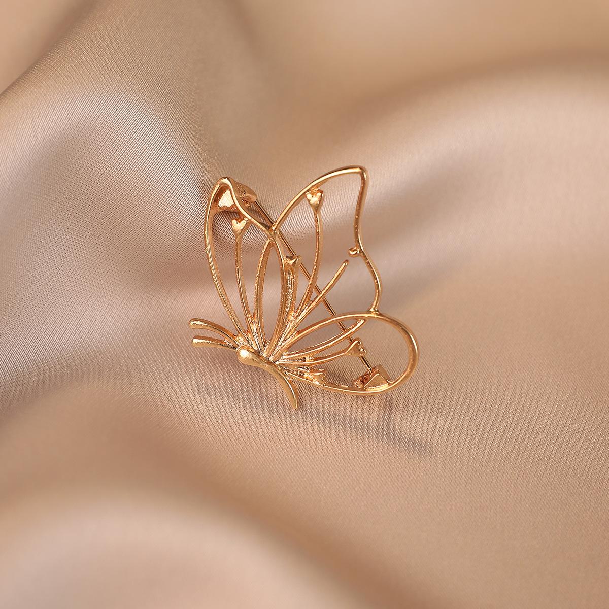 

Брошь с вырезанной бабочкой и антибликовым покрытием — это уникальная и универсальная брошь для женщин.