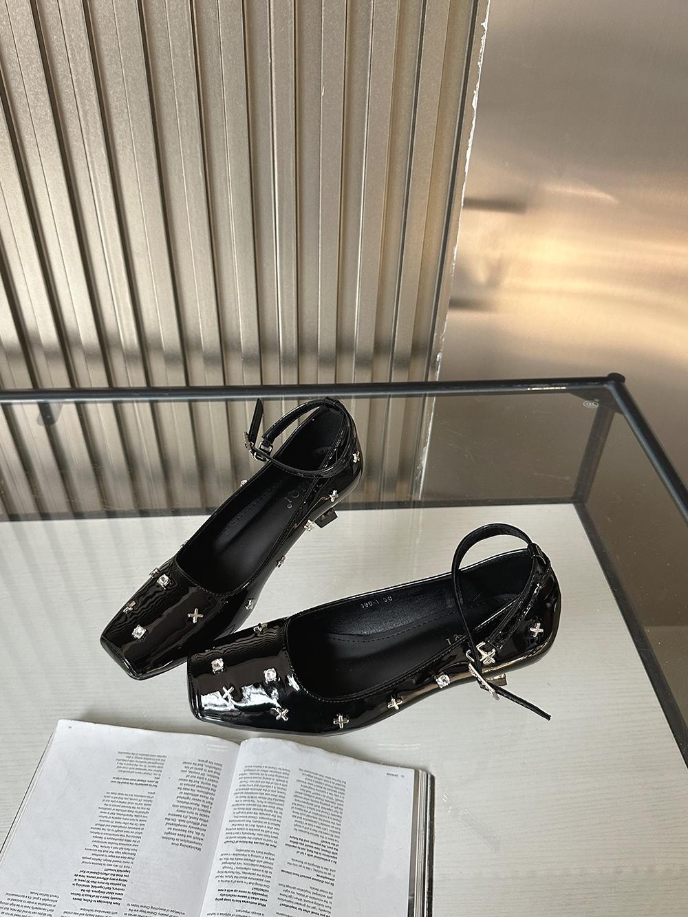 

Модные лакированные женские туфли-лодочки с квадратным носком, металлическими украшениями, тонкие туфли на среднем каблуке с ремешком на щиколотке, черные, коричневые, серебристые, сексуальные туфли-лодочки для вечеринок 35-39 5.5 чёрный