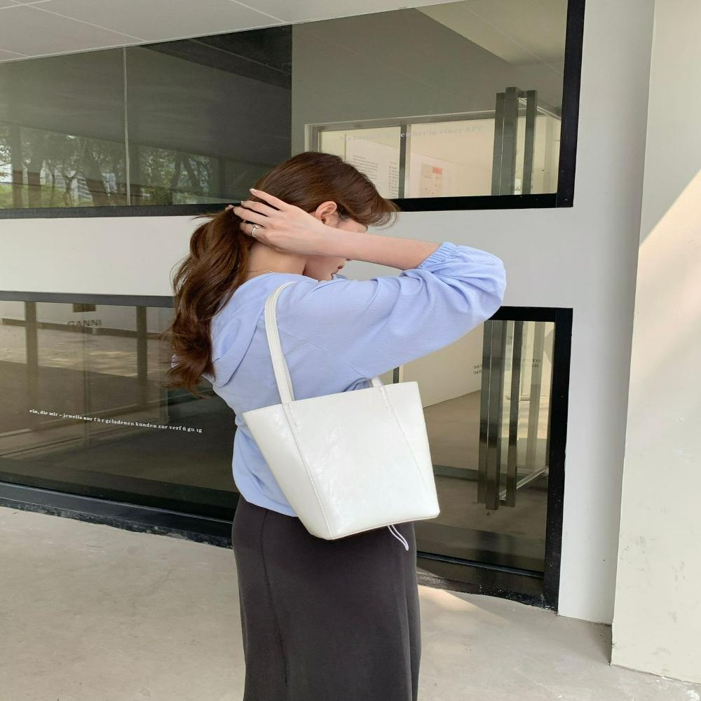 

Fashionable, Simple, Solid Color, Casual, Large Capacity Bucket Bag, Soft Leather, Versatile for Commuting, Single Shoulder, Underarm Bag for Women білий