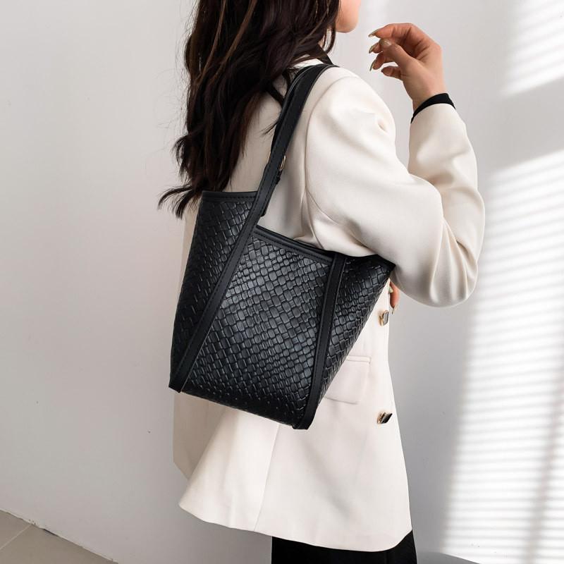 Stylish Retro Single Shoulder Bucket Bag Spacious Designer Handheld Tote For Women