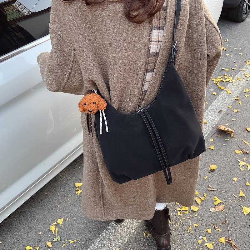 Casual retro large-capacity bag women's 2025 new autumn and winter commuter shoulder messenger bag fashionable dumpling bag