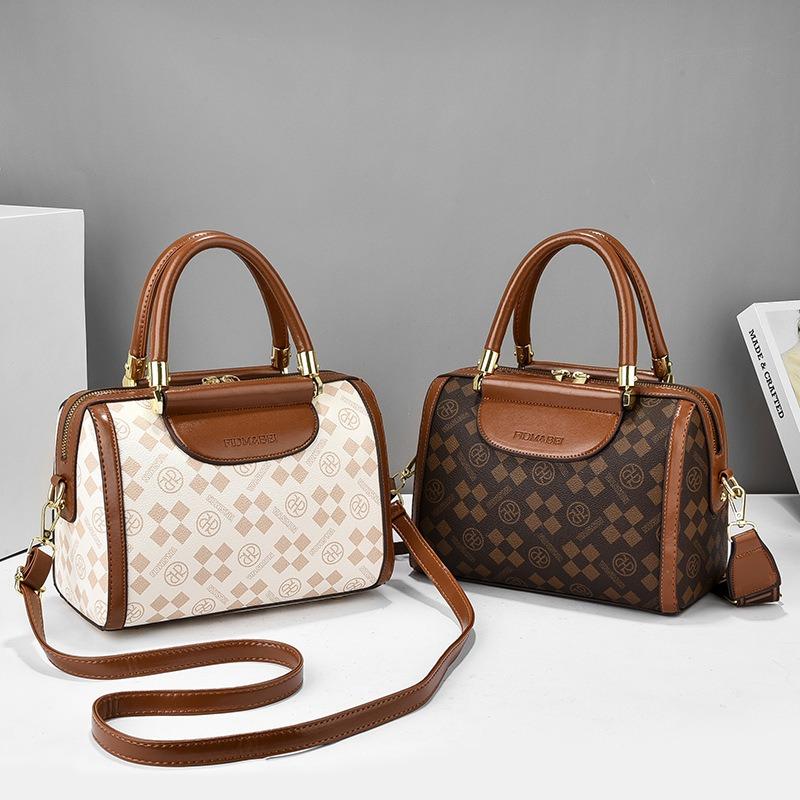 New large-capacity Boston women's bags, fashionable portable one-shoulder crossbody pillow bags, and women's one-piece delivery.