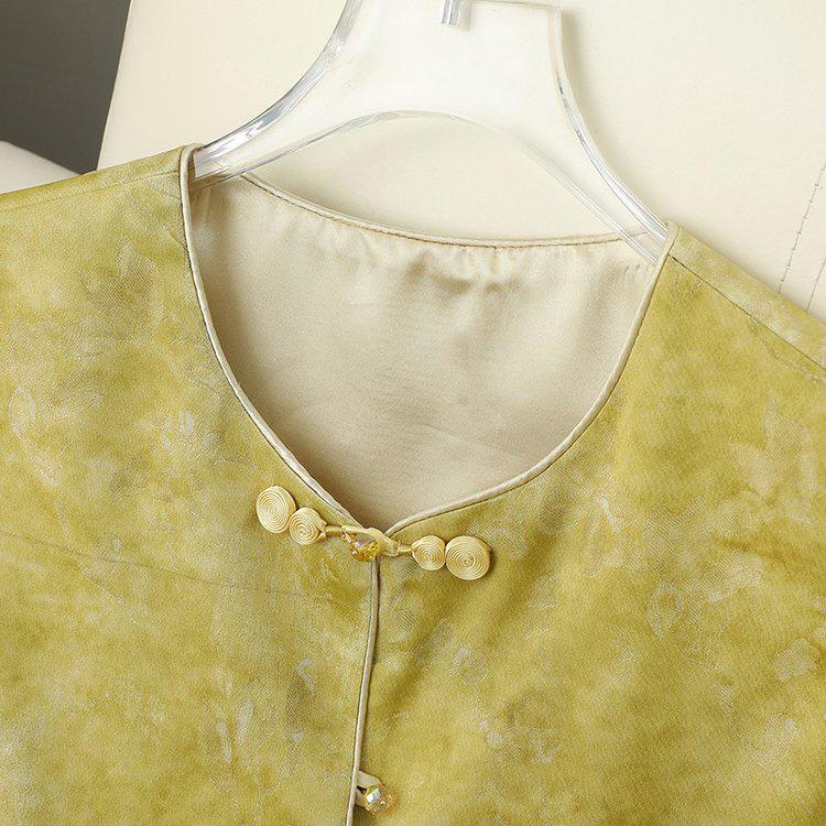 2026 Retro Chinese-Style Jacquard Vest for Mom: Sleeveless Shawl Top with Frog Buttons