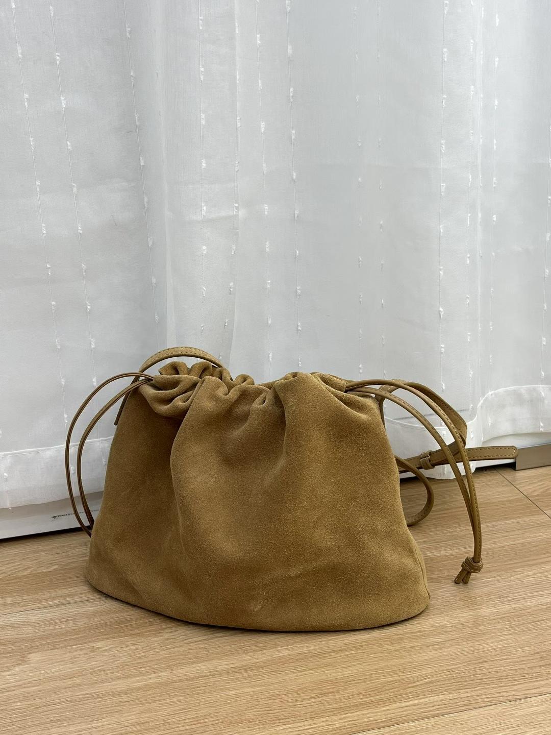 

Frosted cowhide drawstring lucky bag bag 2025 new niche retro leather shoulder messenger women s bag cloud bag trend 28*8*22cm