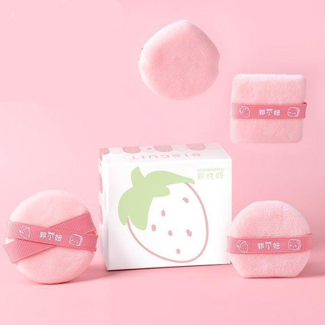 AME - Пуховка с принтом клубники - Набор из 4 штук Powder Brush - 4 Pcs