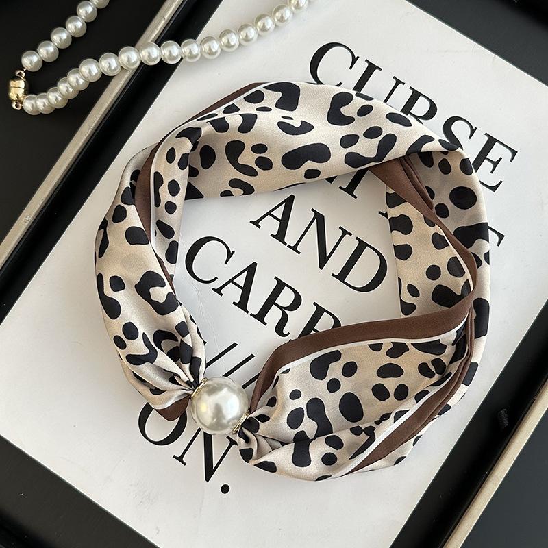 Pearl necklace women's magnetic buckle silk scarf high-end spring and summer new niche wear printed silk scarf scarf