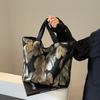 Printed tote bag women's new fashionable large-capacity commuting shoulder bag high-end underarm bag
