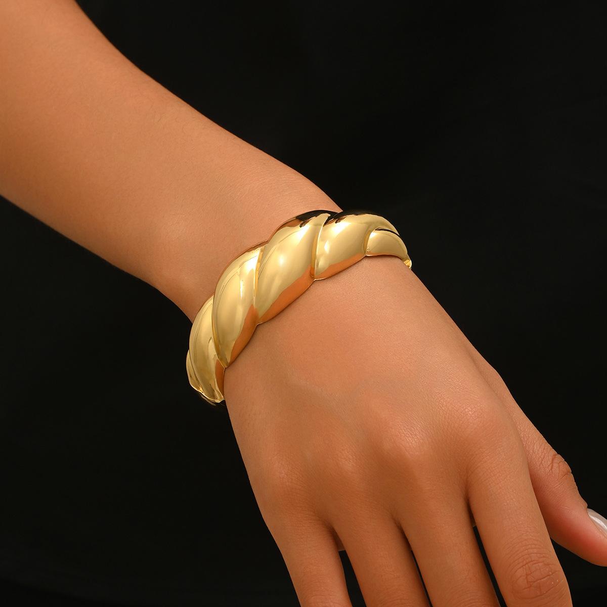 

Wind women s light luxury bracelet, personalized glossy design, twisted bracelet, versatile, high-end jewelry women