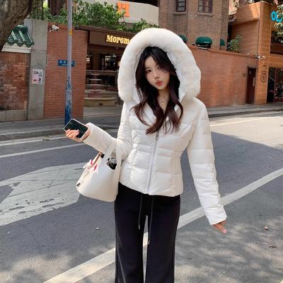 Manteau en coton court cintré pour femmes en hiver Nouveau coupe slim à capuche Col en fourrure blanche Petite personne Manteau en coton