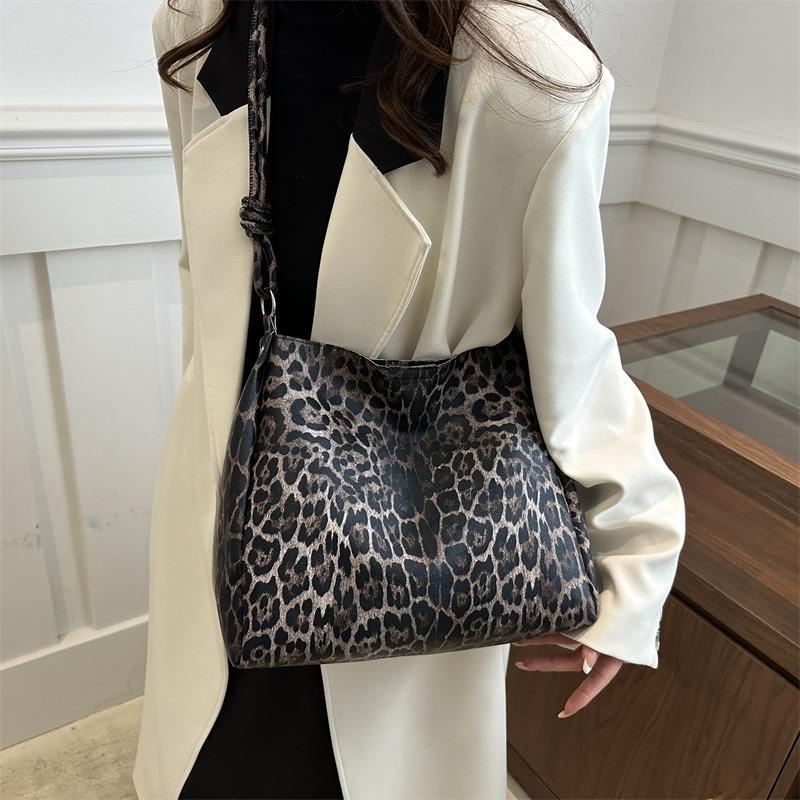 Shoulder Bag Retro Fashion Simple Texture Large Capacity Leopard Print Trendy Cool Babes Casual Commuter Tote Bucket Bag Women