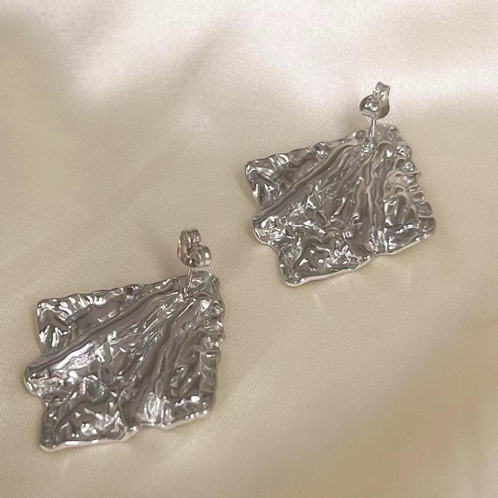 Cercei plisați neregulați din folie de aluminiu vintage franceză pentru toamnă/iarnă - Design unic și elegant