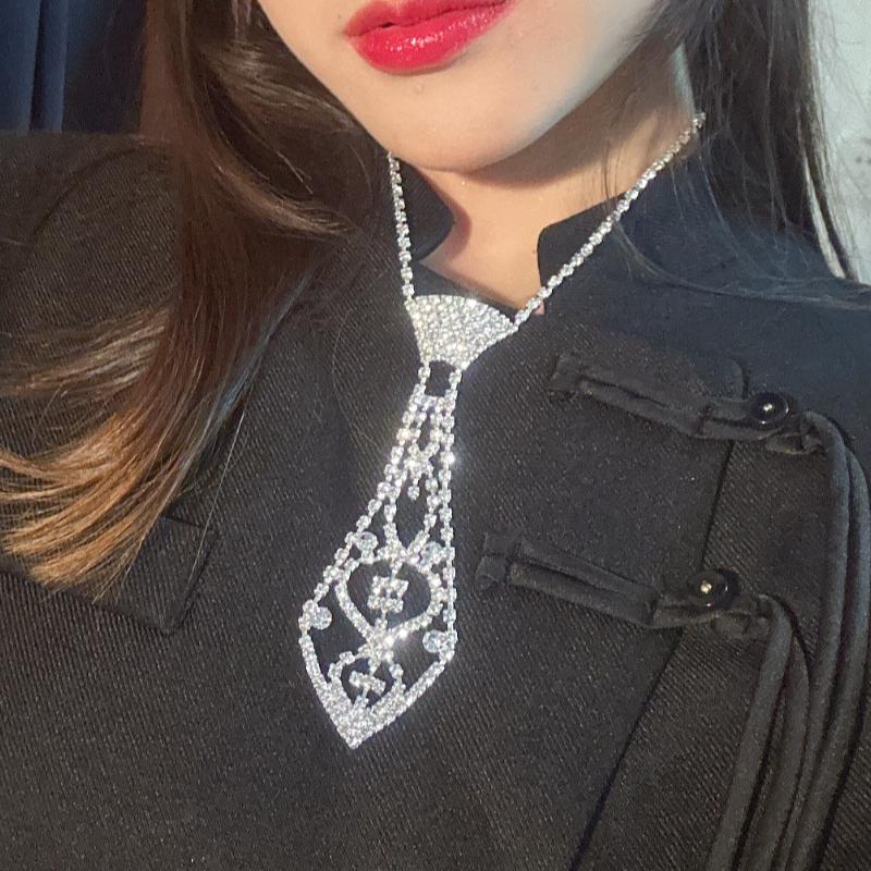 Luxury Rhinestone Tie Shape Pendant Necklace, Sparkling CZ Hollow Choker, Elegant Bridal Wedding Party Jewelry for Women