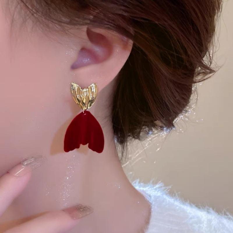 2023 Elegant French Retro Fishtail Earrings - Versatile High-Class Studs