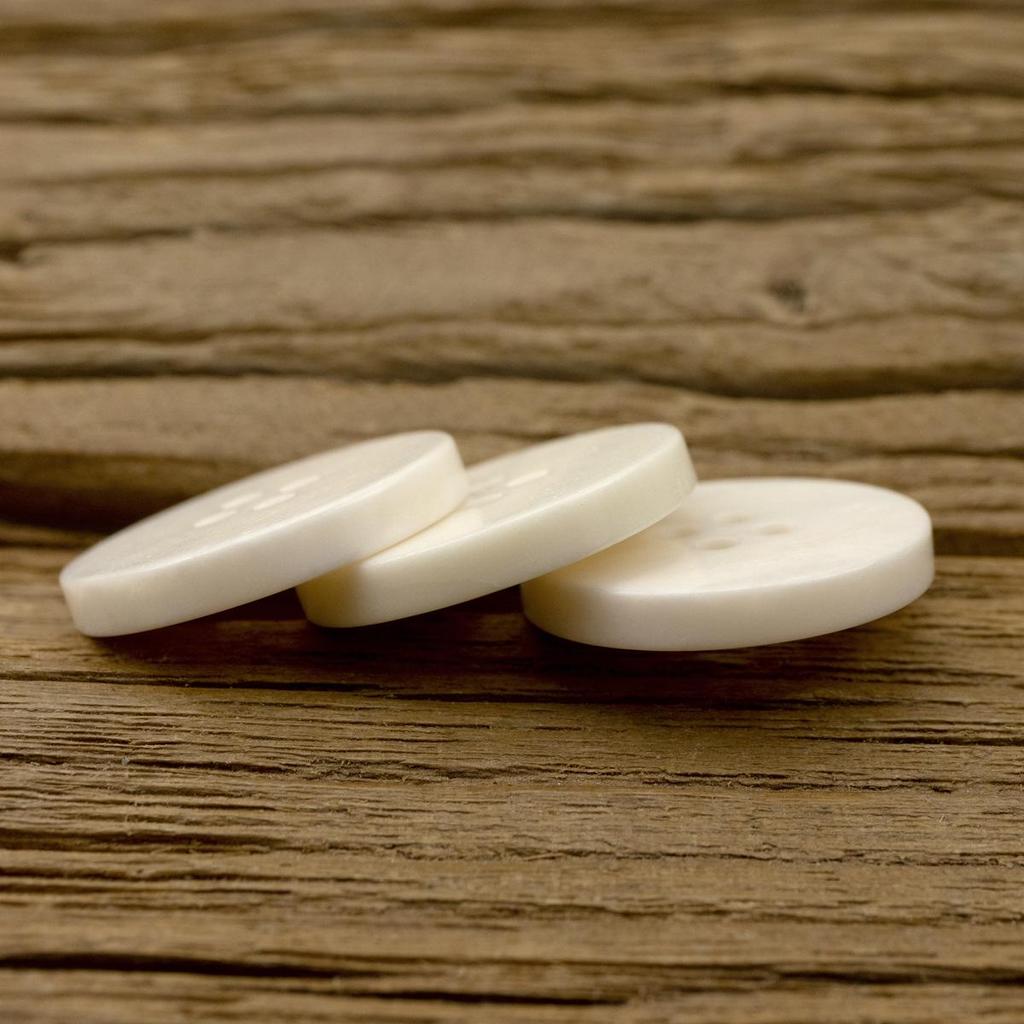 Бежевый кардиган-блейзер на четыре пуговицы из коровьей кости