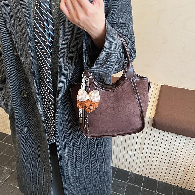 Premium Sense Niche Bag Women's Autumn and Winter 2025 New Matte Retro Shoulder Messenger Bag Popular Portable Bucket Bag