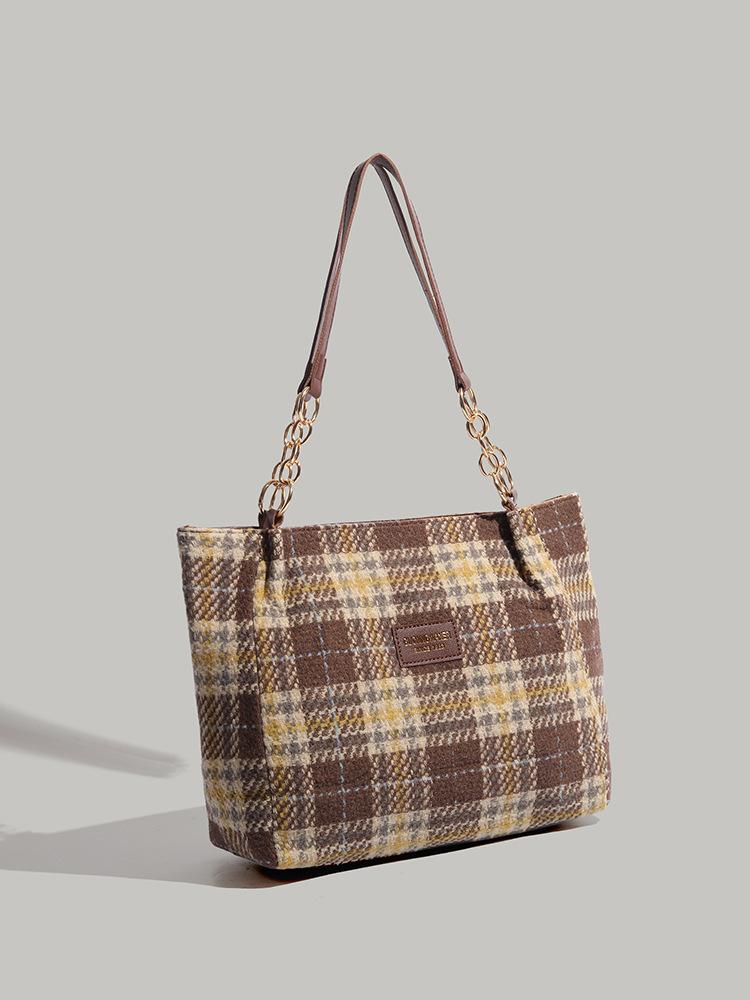 

2025 new large-capacity plaid bag women s tote bag versatile commuter shoulder bag woolen portable underarm bag tide коричневий
