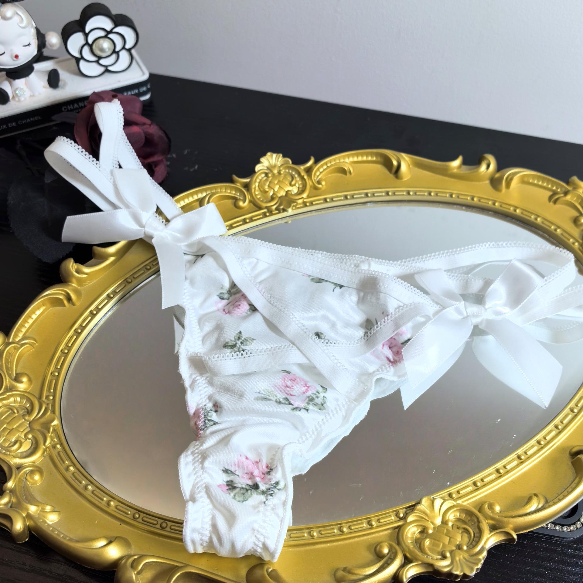 

Милые трусики-стринги в японском стиле с цветочным принтом, низкой посадкой, вырезом крест-накрест, тонкими бретельками и Т-образной спинкой One Size