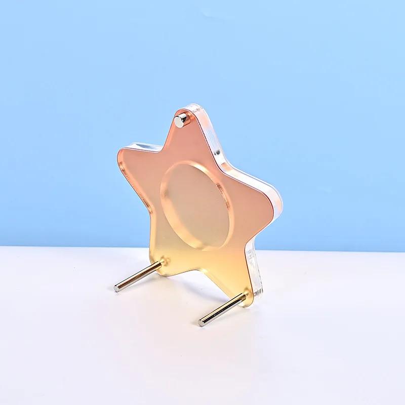 

Естетичний Градієнтний Колір Зірки Акриловий Круглий Металевий Бейджхолдер Аніме Персонаж Сувенірний Значок Дисплей Зберігання Пилозахисна Підставка