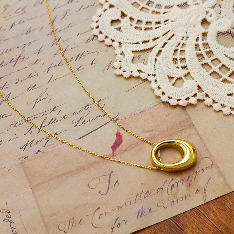 Minimalistischer leichter Luxus Kalter Wind Edelstahl Goldener Kreis Ring Halskette, Nischen-Temperament Geometrisches Anhänger Schlüsselbein Kette