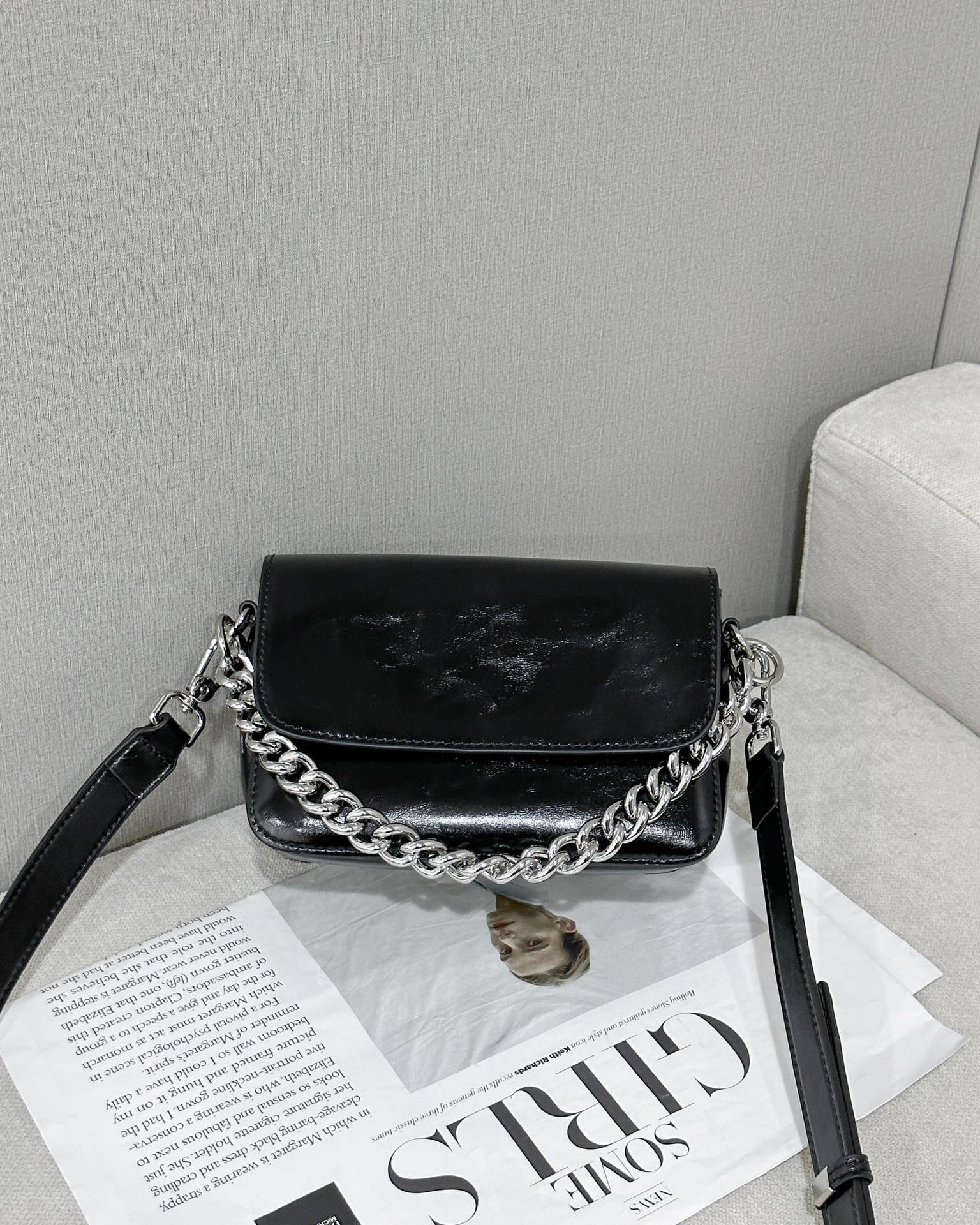 

Летняя сумка почтальона из мягкой кожи с масляной восковой отделкой, женская минималистичная сумка-флип, маленькая квадратная сумка на большой цепочке для поездок на работу, сумка-пельмень, мин Length 19X8X14cm чёрный